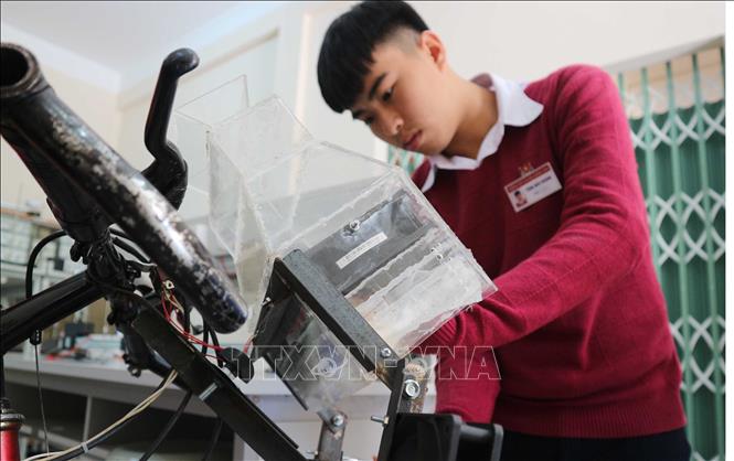 Bộ phận lọc khí 3 lớp - trái tim của hệ thống được gắn trên phần đầu chiếc xe đạp.