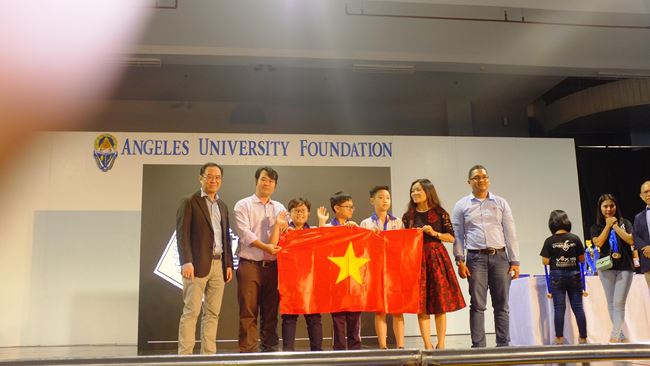 Học sinh trường Đoàn Thị Điểm (Hà Nội) nhận giải Tiềm Năng cho hạng Trung cấp.