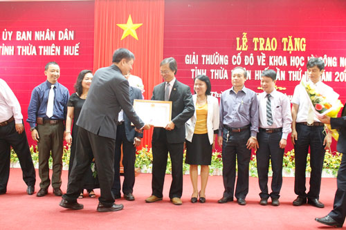 Trao giải cho các công trình/cụm công trình đạt giải. Ảnh: Nhật Tuấn.