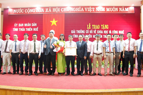 Trao giải cho PGS.TS. Phạm Như Hiệp và các đồng tác giả . Ảnh: Nhật Tuấn.