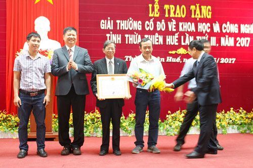 Trao giải cho PGS.TS. Đỗ Bang và các đồng tác giả. Ảnh: Nhật Tuấn.