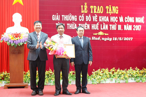 TS. Trần Đình Lân và đồng tác giả tại buổi trao giải. Ảnh: Nhật Tuấn.