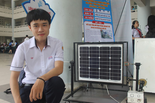 Hoàng San bên hệ thống nhật động pin năng lượng mặt trời theo hệ tọa độ xích đạo thiên cầu. Ảnh: Nhật Tuấn.