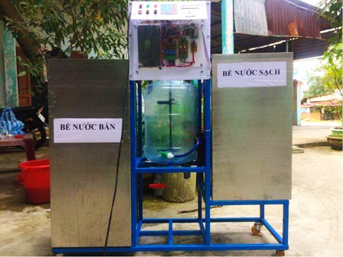 Mô hình gồm bể nước bẩn, bể keo tụ và bể chứa nước sau xử lý, kết hợp với cánh khuấy, van xả và bể chứa cặn (Ảnh nhân vật cung cấp).