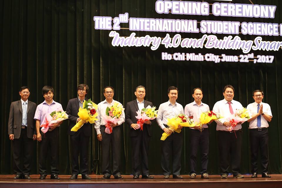 Tiến sĩ Nguyễn Đức Nghĩa và các diện giả, đại diện các tổ chức tại lễ khai mạc