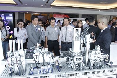 Đại diện các cơ quan, tổ chức công nghệ tham quan khu vực giới thiệu sản phẩm của Bosch.