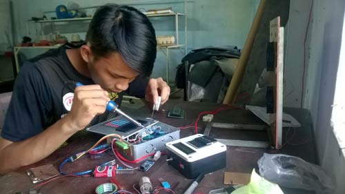 Các bạn mất nhiều thời gian để tìm tòi, nghiên cứu. Ảnh: Nhật Tuấn.