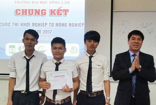 Đại diện các bạn trong nhóm nhận giải Nhất cuộc thi Khởi nghiệp từ nông nghiệp năm 2017. Trong ảnh: từ trái sang phải: Lê Hải Đăng, Hồ Sơn Công, Đặng Trí Dũng. Ảnh: NVCC.
