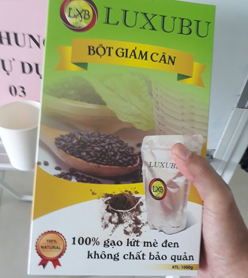 Sản phẩm bột giảm cân của Phương Uyên. Ảnh: Hà Thế An.