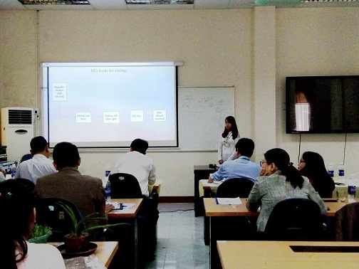 Hoàng Lan thuyết trình trong cuộc thi Khởi nghiệp từ Nông nghiệp năm 2017. Ảnh: NVCC.