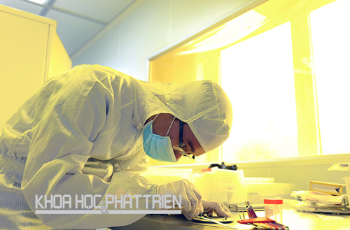 Nghiên cứu viên đang tạo khung cho các mảnh kim loại - một công đoạn để làm ra sản phẩm micro peltier cooler (thiết bị làm lạnh kích thước micro) của Trung tâm Nano và Năng lượng - Đại học Khoa học tự nhiên, Đại học Quốc gia Hà Nội. Ảnh: Loan Lê