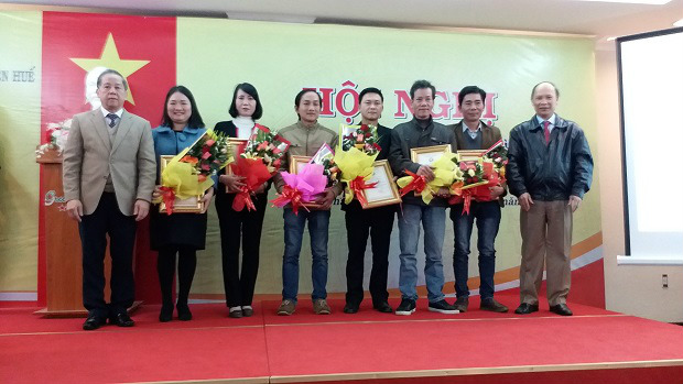 Trao giấy chứng nhận cho các sản phẩm đạt giải. Ảnh: Nhật Tuấn