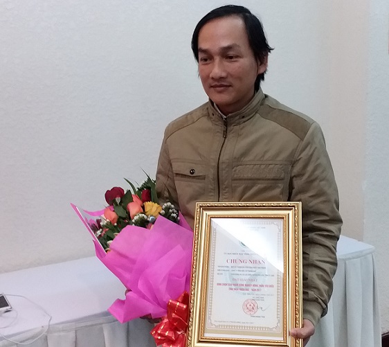 Anh Nguyễn Văn Nhân - Chủ nhân chiếc máy ấp trứng gia cầm, đạt giải Nhất cuộc bình chọn. Ảnh: Nhật Tuấn