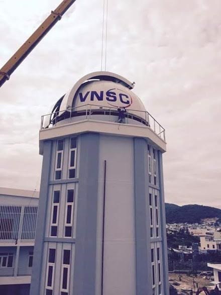 Đài thiên văn gồm một kính thiên văn có đường kính 0,5m và một nhà vòm có đường kính 9m, sức chứa 60 người.