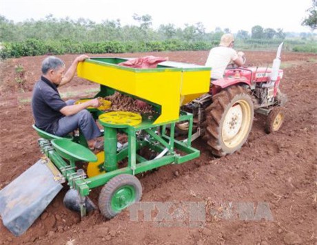 Máy trồng củ đa năng do anh Trần Văn Hảo chế tạo.