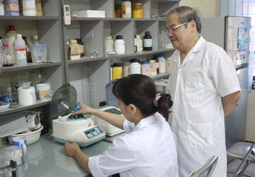 Tiến sĩ Tri cùng đồng nghiệp ở phòng thí nghiệm do ông lập nên. Ảnh: NVCC