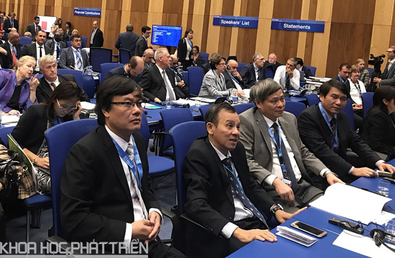 Đoàn Việt Nam do Thứ trưởng Phạm Công Tạc (thứ 3 từ trái) làm trưởng đoàn tham dự  Đại hội đồng của IAEA lần thứ 61