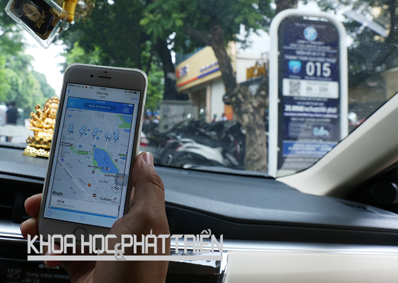 Lái xe sử dụng phần mềm IParking để tìm chỗ đậu xe trong thành phố Hà Nội. Ảnh: Châu Long