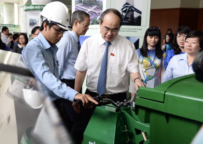 Bí thư Thành uỷ Nguyễn Thiện Nhân tham quan mô hình công nghệ mới về vận chuyển thu gom rác sáng 11/6. (Ảnh: Tuổi trẻ) 