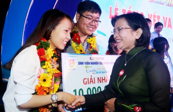 Các sinh viên nhận giải tại Giải thưởng Sinh viên NCKH Euréka 2016