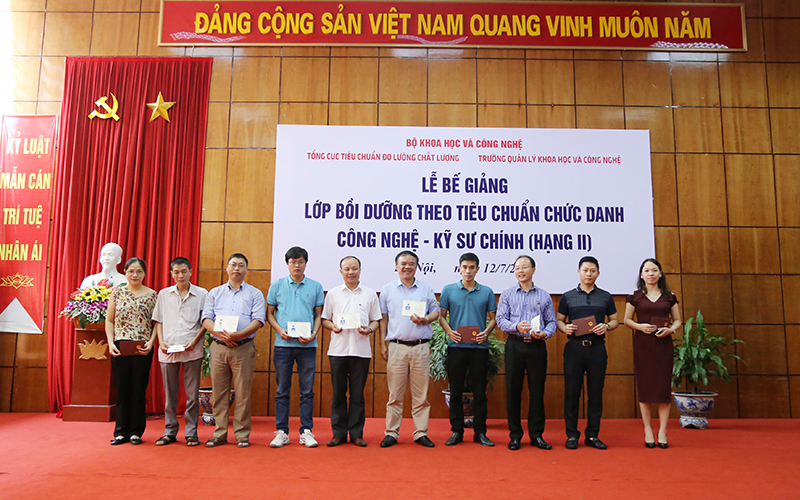 Trao chứng chỉ hoàn thành chương trình bồi dưỡng cho các học viên